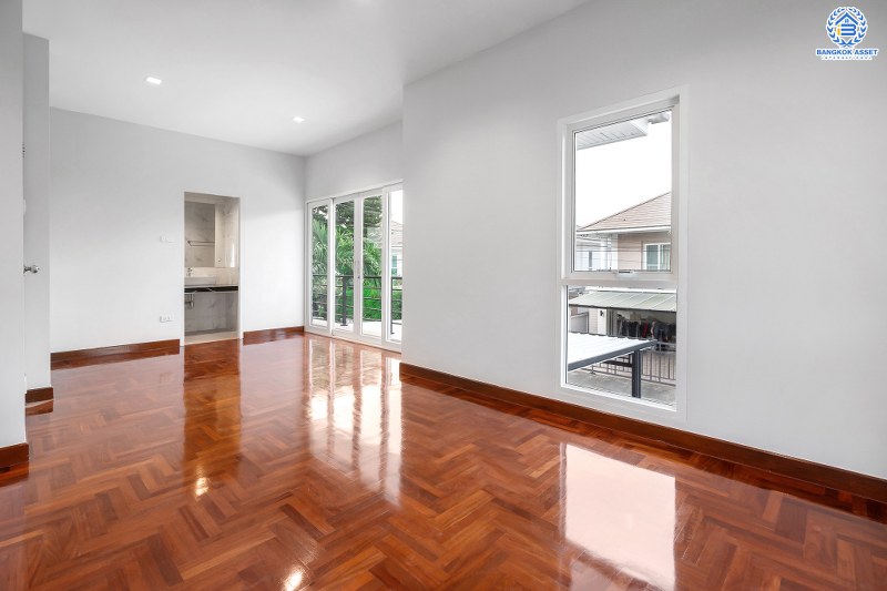 บ้านมือสองตกแต่งใหม่ ม.บุญโต แจ้งวัฒนะ เพียง 1 กม.จากจุดขึ้นทางด่วนศรีสมาน ใกล้เมืองทองธานี และเซ็นทรัลแจ้งวัฒนะ บ้านตกแต่งพร้อมอยู่ เนื้อที่ 56.2 ตร.ว. 3 ห้องนอน 3 ห้องน้ำ 2 ที่จอดรถ รองรับทุกครอบครัว ครบครันทุกฟังก์ชั่นการใช้งาน ราคาพิเศษสุด!