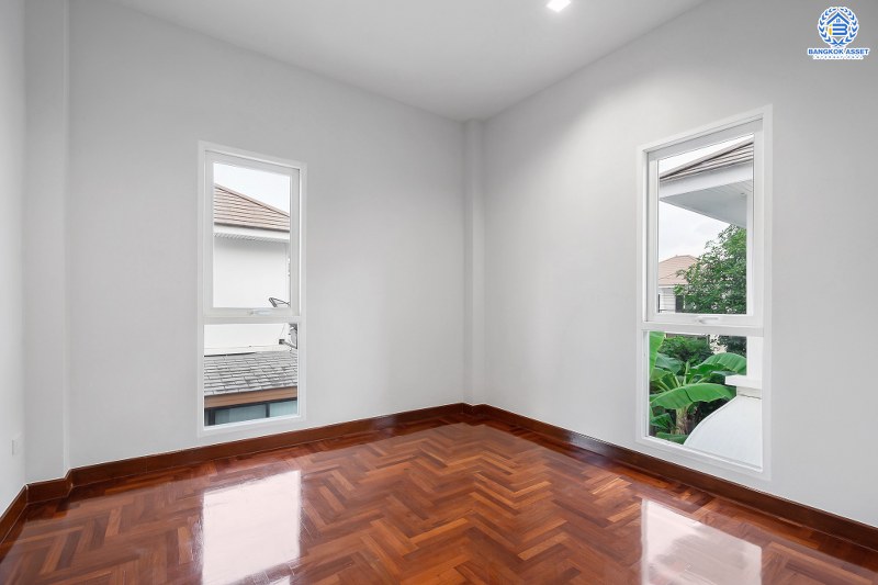 บ้านมือสองตกแต่งใหม่ ม.บุญโต แจ้งวัฒนะ เพียง 1 กม.จากจุดขึ้นทางด่วนศรีสมาน ใกล้เมืองทองธานี และเซ็นทรัลแจ้งวัฒนะ บ้านตกแต่งพร้อมอยู่ เนื้อที่ 56.2 ตร.ว. 3 ห้องนอน 3 ห้องน้ำ 2 ที่จอดรถ รองรับทุกครอบครัว ครบครันทุกฟังก์ชั่นการใช้งาน ราคาพิเศษสุด!