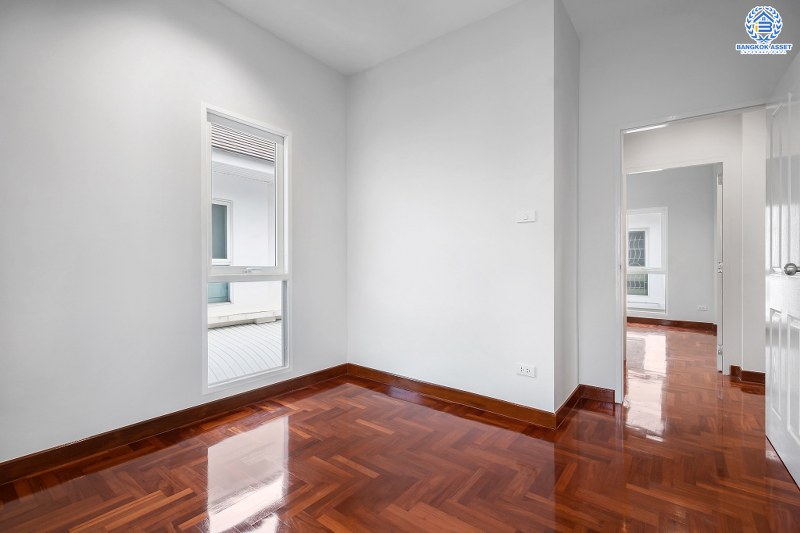 บ้านมือสองตกแต่งใหม่ ม.บุญโต แจ้งวัฒนะ เพียง 1 กม.จากจุดขึ้นทางด่วนศรีสมาน ใกล้เมืองทองธานี และเซ็นทรัลแจ้งวัฒนะ บ้านตกแต่งพร้อมอยู่ เนื้อที่ 56.2 ตร.ว. 3 ห้องนอน 3 ห้องน้ำ 2 ที่จอดรถ รองรับทุกครอบครัว ครบครันทุกฟังก์ชั่นการใช้งาน ราคาพิเศษสุด!