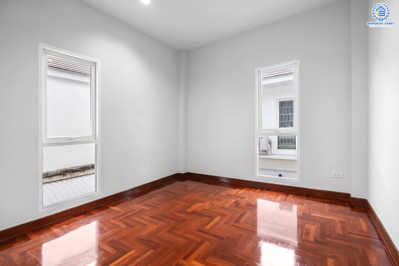 บ้านมือสองตกแต่งใหม่ ม.บุญโต แจ้งวัฒนะ เพียง 1 กม.จากจุดขึ้นทางด่วนศรีสมาน ใกล้เมืองทองธานี และเซ็นทรัลแจ้งวัฒนะ บ้านตกแต่งพร้อมอยู่ เนื้อที่ 56.2 ตร.ว. 3 ห้องนอน 3 ห้องน้ำ 2 ที่จอดรถ รองรับทุกครอบครัว ครบครันทุกฟังก์ชั่นการใช้งาน ราคาพิเศษสุด!