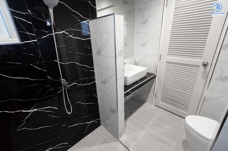 บ้านมือสองตกแต่งใหม่ ม.บุญโต แจ้งวัฒนะ เพียง 1 กม.จากจุดขึ้นทางด่วนศรีสมาน ใกล้เมืองทองธานี และเซ็นทรัลแจ้งวัฒนะ บ้านตกแต่งพร้อมอยู่ เนื้อที่ 56.2 ตร.ว. 3 ห้องนอน 3 ห้องน้ำ 2 ที่จอดรถ รองรับทุกครอบครัว ครบครันทุกฟังก์ชั่นการใช้งาน ราคาพิเศษสุด!