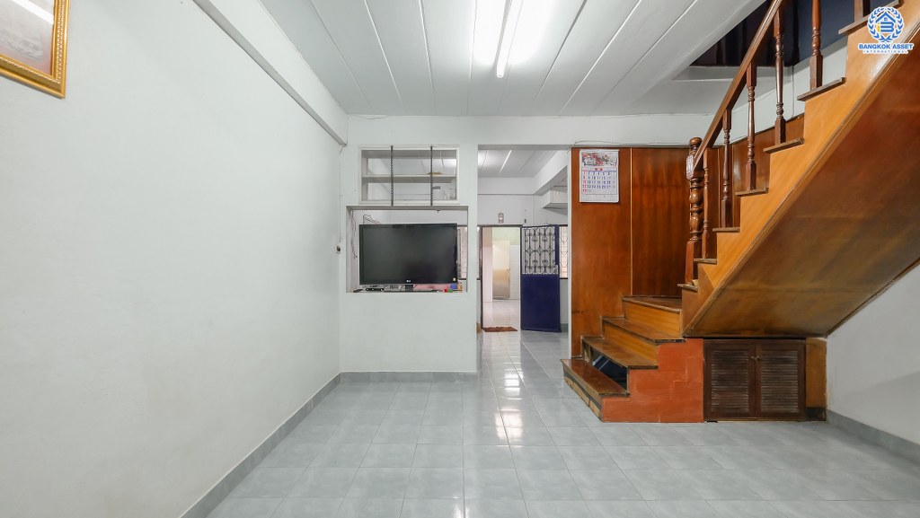 ทาวน์เฮ้าส์มือสอง ม.พระปิ่น 2 ติดถนนบรมราชชนนี (เนื้อที่ 21 ตร.ว.) บ้านพร้อมอยู่  ฟังก์ชั่น 2 ห้องนอน 2 ห้องน้ำ บนทำเลสุดสะดวก เข้า-ออกได้ 2 เส้นทาง พร้อมเชื่อมถนนหลายหลัก หลายสาย *เพียง 15 นาทีถึงเซ็นทรัลปิ่นเกล้า ใกล้มหาวิทยาลัยมหิดล และจุดขึ้นทางด่วน "ศรีรัช" คุ้มค่า! ราคาไม่แพง