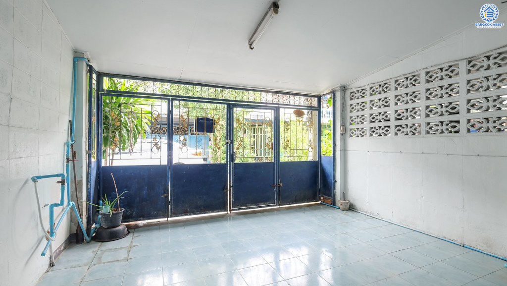 ทาวน์เฮ้าส์มือสอง ม.พระปิ่น 2 ติดถนนบรมราชชนนี (เนื้อที่ 21 ตร.ว.) บ้านพร้อมอยู่  ฟังก์ชั่น 2 ห้องนอน 2 ห้องน้ำ บนทำเลสุดสะดวก เข้า-ออกได้ 2 เส้นทาง พร้อมเชื่อมถนนหลายหลัก หลายสาย *เพียง 15 นาทีถึงเซ็นทรัลปิ่นเกล้า ใกล้มหาวิทยาลัยมหิดล และจุดขึ้นทางด่วน "ศรีรัช" คุ้มค่า! ราคาไม่แพง