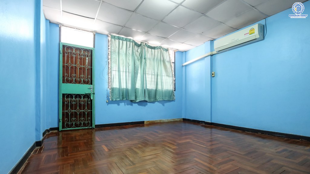 ทาวน์เฮ้าส์มือสอง ม.พระปิ่น 2 ติดถนนบรมราชชนนี (เนื้อที่ 21 ตร.ว.) บ้านพร้อมอยู่  ฟังก์ชั่น 2 ห้องนอน 2 ห้องน้ำ บนทำเลสุดสะดวก เข้า-ออกได้ 2 เส้นทาง พร้อมเชื่อมถนนหลายหลัก หลายสาย *เพียง 15 นาทีถึงเซ็นทรัลปิ่นเกล้า ใกล้มหาวิทยาลัยมหิดล และจุดขึ้นทางด่วน "ศรีรัช" คุ้มค่า! ราคาไม่แพง