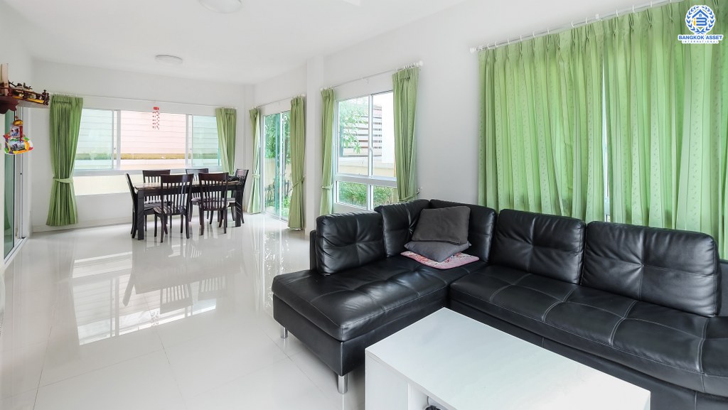 บ้านแฝดมือสองนนทบุรี ราคาถูกที่สุดในโครงการ* ม.นนทรีฟลอร่า กาญจนาภิเษก เนื้อที่ 35.8 ตร.ว. ฟังก์ชั่น 3 ห้องนอน 3 ห้องน้ำ ส่วนกลางครบครัน ตอบโจทย์ทุกครอบครัว บนทำเลเดินทางสะดวก ใกล้เซ็นทรัลศาลายา และจุดขึ้นทางด่วนศรีรัช สุดคุ้ม! อายุบ้านเพียง 3 ปีเท่านั้น