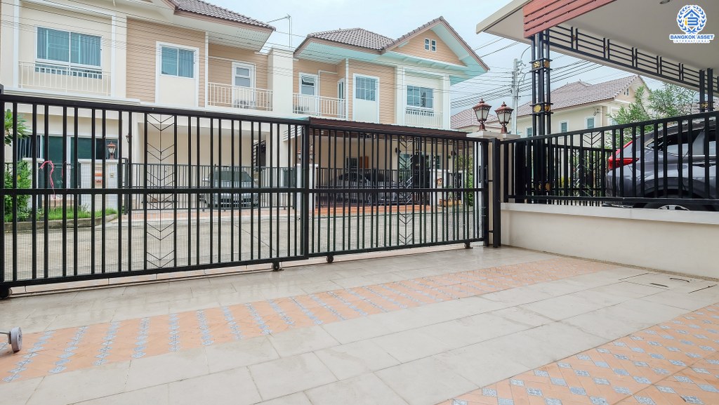 บ้านแฝดมือสองนนทบุรี ราคาถูกที่สุดในโครงการ* ม.นนทรีฟลอร่า กาญจนาภิเษก เนื้อที่ 35.8 ตร.ว. ฟังก์ชั่น 3 ห้องนอน 3 ห้องน้ำ ส่วนกลางครบครัน ตอบโจทย์ทุกครอบครัว บนทำเลเดินทางสะดวก ใกล้เซ็นทรัลศาลายา และจุดขึ้นทางด่วนศรีรัช สุดคุ้ม! อายุบ้านเพียง 3 ปีเท่านั้น