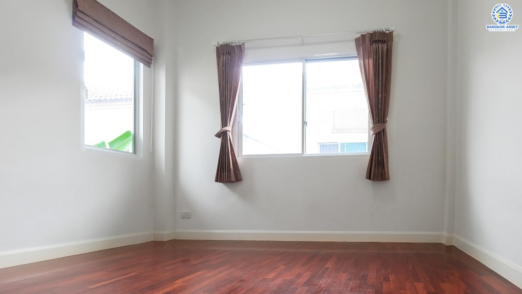 บ้านแฝดมือสองนนทบุรี ราคาถูกที่สุดในโครงการ* ม.นนทรีฟลอร่า กาญจนาภิเษก เนื้อที่ 35.8 ตร.ว. ฟังก์ชั่น 3 ห้องนอน 3 ห้องน้ำ ส่วนกลางครบครัน ตอบโจทย์ทุกครอบครัว บนทำเลเดินทางสะดวก ใกล้เซ็นทรัลศาลายา และจุดขึ้นทางด่วนศรีรัช สุดคุ้ม! อายุบ้านเพียง 3 ปีเท่านั้น