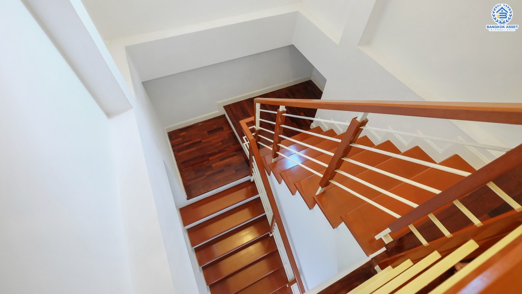 บ้านแฝดมือสองนนทบุรี ราคาถูกที่สุดในโครงการ* ม.นนทรีฟลอร่า กาญจนาภิเษก เนื้อที่ 35.8 ตร.ว. ฟังก์ชั่น 3 ห้องนอน 3 ห้องน้ำ ส่วนกลางครบครัน ตอบโจทย์ทุกครอบครัว บนทำเลเดินทางสะดวก ใกล้เซ็นทรัลศาลายา และจุดขึ้นทางด่วนศรีรัช สุดคุ้ม! อายุบ้านเพียง 3 ปีเท่านั้น