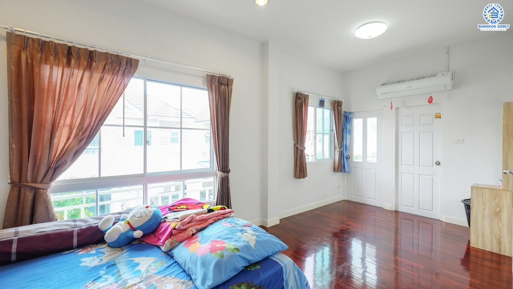 บ้านแฝดมือสองนนทบุรี ราคาถูกที่สุดในโครงการ* ม.นนทรีฟลอร่า กาญจนาภิเษก เนื้อที่ 35.8 ตร.ว. ฟังก์ชั่น 3 ห้องนอน 3 ห้องน้ำ ส่วนกลางครบครัน ตอบโจทย์ทุกครอบครัว บนทำเลเดินทางสะดวก ใกล้เซ็นทรัลศาลายา และจุดขึ้นทางด่วนศรีรัช สุดคุ้ม! อายุบ้านเพียง 3 ปีเท่านั้น