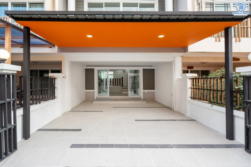 บ้านมือสองตกแต่งใหม่ โครงการ นวนิช แจ้งวัฒนะ ตกแต่งพร้อมอยู่ เนื้อที่ 20.3 ตร.ว. ฟังก์ชั่น 3 ห้องนอน 3 ห้องน้ำ พร้อมห้องพักผ่อนชั้นสอง พื้นที่ใช้สอยเยอะ บนทำเลย่านแจ้งวัฒนะ ใกล้เซ็นทรัลฯ เมืองทอง และทางด่วนแจ้งวัฒนะ ราคาหายากในย่านนี้ เพียง 3 ล้านต้นๆ เท่านั้น!