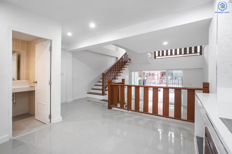 บ้านมือสองตกแต่งใหม่ โครงการ นวนิช แจ้งวัฒนะ ตกแต่งพร้อมอยู่ เนื้อที่ 20.3 ตร.ว. ฟังก์ชั่น 3 ห้องนอน 3 ห้องน้ำ พร้อมห้องพักผ่อนชั้นสอง พื้นที่ใช้สอยเยอะ บนทำเลย่านแจ้งวัฒนะ ใกล้เซ็นทรัลฯ เมืองทอง และทางด่วนแจ้งวัฒนะ ราคาหายากในย่านนี้ เพียง 3 ล้านต้นๆ เท่านั้น!