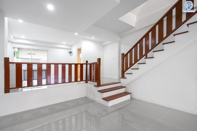 บ้านมือสองตกแต่งใหม่ โครงการ นวนิช แจ้งวัฒนะ ตกแต่งพร้อมอยู่ เนื้อที่ 20.3 ตร.ว. ฟังก์ชั่น 3 ห้องนอน 3 ห้องน้ำ พร้อมห้องพักผ่อนชั้นสอง พื้นที่ใช้สอยเยอะ บนทำเลย่านแจ้งวัฒนะ ใกล้เซ็นทรัลฯ เมืองทอง และทางด่วนแจ้งวัฒนะ ราคาหายากในย่านนี้ เพียง 3 ล้านต้นๆ เท่านั้น!