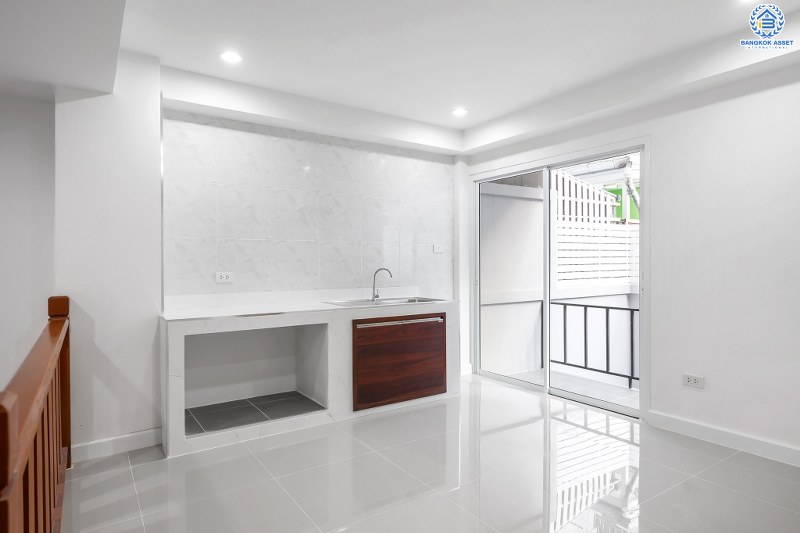 บ้านมือสองตกแต่งใหม่ โครงการ นวนิช แจ้งวัฒนะ ตกแต่งพร้อมอยู่ เนื้อที่ 20.3 ตร.ว. ฟังก์ชั่น 3 ห้องนอน 3 ห้องน้ำ พร้อมห้องพักผ่อนชั้นสอง พื้นที่ใช้สอยเยอะ บนทำเลย่านแจ้งวัฒนะ ใกล้เซ็นทรัลฯ เมืองทอง และทางด่วนแจ้งวัฒนะ ราคาหายากในย่านนี้ เพียง 3 ล้านต้นๆ เท่านั้น!