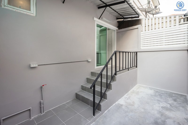 บ้านมือสองตกแต่งใหม่ โครงการ นวนิช แจ้งวัฒนะ ตกแต่งพร้อมอยู่ เนื้อที่ 20.3 ตร.ว. ฟังก์ชั่น 3 ห้องนอน 3 ห้องน้ำ พร้อมห้องพักผ่อนชั้นสอง พื้นที่ใช้สอยเยอะ บนทำเลย่านแจ้งวัฒนะ ใกล้เซ็นทรัลฯ เมืองทอง และทางด่วนแจ้งวัฒนะ ราคาหายากในย่านนี้ เพียง 3 ล้านต้นๆ เท่านั้น!