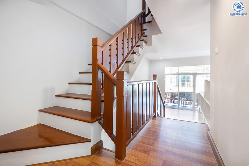 บ้านมือสองตกแต่งใหม่ โครงการ นวนิช แจ้งวัฒนะ ตกแต่งพร้อมอยู่ เนื้อที่ 20.3 ตร.ว. ฟังก์ชั่น 3 ห้องนอน 3 ห้องน้ำ พร้อมห้องพักผ่อนชั้นสอง พื้นที่ใช้สอยเยอะ บนทำเลย่านแจ้งวัฒนะ ใกล้เซ็นทรัลฯ เมืองทอง และทางด่วนแจ้งวัฒนะ ราคาหายากในย่านนี้ เพียง 3 ล้านต้นๆ เท่านั้น!