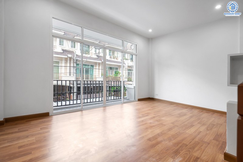 บ้านมือสองตกแต่งใหม่ โครงการ นวนิช แจ้งวัฒนะ ตกแต่งพร้อมอยู่ เนื้อที่ 20.3 ตร.ว. ฟังก์ชั่น 3 ห้องนอน 3 ห้องน้ำ พร้อมห้องพักผ่อนชั้นสอง พื้นที่ใช้สอยเยอะ บนทำเลย่านแจ้งวัฒนะ ใกล้เซ็นทรัลฯ เมืองทอง และทางด่วนแจ้งวัฒนะ ราคาหายากในย่านนี้ เพียง 3 ล้านต้นๆ เท่านั้น!