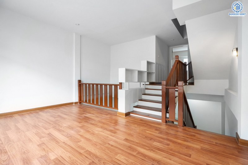 บ้านมือสองตกแต่งใหม่ โครงการ นวนิช แจ้งวัฒนะ ตกแต่งพร้อมอยู่ เนื้อที่ 20.3 ตร.ว. ฟังก์ชั่น 3 ห้องนอน 3 ห้องน้ำ พร้อมห้องพักผ่อนชั้นสอง พื้นที่ใช้สอยเยอะ บนทำเลย่านแจ้งวัฒนะ ใกล้เซ็นทรัลฯ เมืองทอง และทางด่วนแจ้งวัฒนะ ราคาหายากในย่านนี้ เพียง 3 ล้านต้นๆ เท่านั้น!