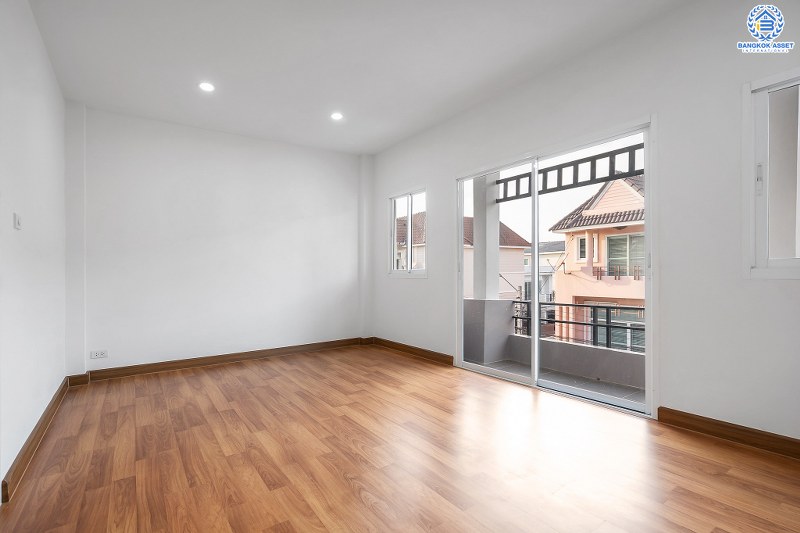 บ้านมือสองตกแต่งใหม่ โครงการ นวนิช แจ้งวัฒนะ ตกแต่งพร้อมอยู่ เนื้อที่ 20.3 ตร.ว. ฟังก์ชั่น 3 ห้องนอน 3 ห้องน้ำ พร้อมห้องพักผ่อนชั้นสอง พื้นที่ใช้สอยเยอะ บนทำเลย่านแจ้งวัฒนะ ใกล้เซ็นทรัลฯ เมืองทอง และทางด่วนแจ้งวัฒนะ ราคาหายากในย่านนี้ เพียง 3 ล้านต้นๆ เท่านั้น!