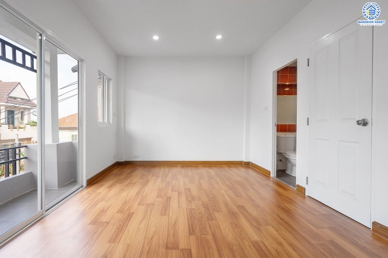 บ้านมือสองตกแต่งใหม่ โครงการ นวนิช แจ้งวัฒนะ ตกแต่งพร้อมอยู่ เนื้อที่ 20.3 ตร.ว. ฟังก์ชั่น 3 ห้องนอน 3 ห้องน้ำ พร้อมห้องพักผ่อนชั้นสอง พื้นที่ใช้สอยเยอะ บนทำเลย่านแจ้งวัฒนะ ใกล้เซ็นทรัลฯ เมืองทอง และทางด่วนแจ้งวัฒนะ ราคาหายากในย่านนี้ เพียง 3 ล้านต้นๆ เท่านั้น!