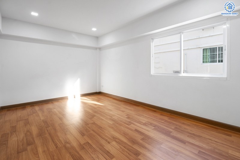 บ้านมือสองตกแต่งใหม่ โครงการ นวนิช แจ้งวัฒนะ ตกแต่งพร้อมอยู่ เนื้อที่ 20.3 ตร.ว. ฟังก์ชั่น 3 ห้องนอน 3 ห้องน้ำ พร้อมห้องพักผ่อนชั้นสอง พื้นที่ใช้สอยเยอะ บนทำเลย่านแจ้งวัฒนะ ใกล้เซ็นทรัลฯ เมืองทอง และทางด่วนแจ้งวัฒนะ ราคาหายากในย่านนี้ เพียง 3 ล้านต้นๆ เท่านั้น!