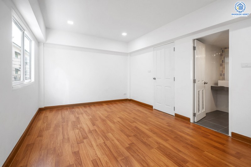 บ้านมือสองตกแต่งใหม่ โครงการ นวนิช แจ้งวัฒนะ ตกแต่งพร้อมอยู่ เนื้อที่ 20.3 ตร.ว. ฟังก์ชั่น 3 ห้องนอน 3 ห้องน้ำ พร้อมห้องพักผ่อนชั้นสอง พื้นที่ใช้สอยเยอะ บนทำเลย่านแจ้งวัฒนะ ใกล้เซ็นทรัลฯ เมืองทอง และทางด่วนแจ้งวัฒนะ ราคาหายากในย่านนี้ เพียง 3 ล้านต้นๆ เท่านั้น!