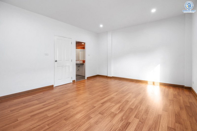 บ้านมือสองตกแต่งใหม่ โครงการ นวนิช แจ้งวัฒนะ ตกแต่งพร้อมอยู่ เนื้อที่ 20.3 ตร.ว. ฟังก์ชั่น 3 ห้องนอน 3 ห้องน้ำ พร้อมห้องพักผ่อนชั้นสอง พื้นที่ใช้สอยเยอะ บนทำเลย่านแจ้งวัฒนะ ใกล้เซ็นทรัลฯ เมืองทอง และทางด่วนแจ้งวัฒนะ ราคาหายากในย่านนี้ เพียง 3 ล้านต้นๆ เท่านั้น!