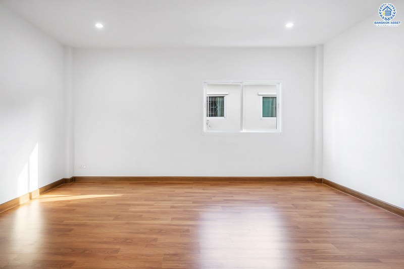 บ้านมือสองตกแต่งใหม่ โครงการ นวนิช แจ้งวัฒนะ ตกแต่งพร้อมอยู่ เนื้อที่ 20.3 ตร.ว. ฟังก์ชั่น 3 ห้องนอน 3 ห้องน้ำ พร้อมห้องพักผ่อนชั้นสอง พื้นที่ใช้สอยเยอะ บนทำเลย่านแจ้งวัฒนะ ใกล้เซ็นทรัลฯ เมืองทอง และทางด่วนแจ้งวัฒนะ ราคาหายากในย่านนี้ เพียง 3 ล้านต้นๆ เท่านั้น!