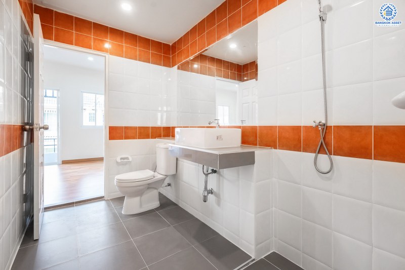 บ้านมือสองตกแต่งใหม่ โครงการ นวนิช แจ้งวัฒนะ ตกแต่งพร้อมอยู่ เนื้อที่ 20.3 ตร.ว. ฟังก์ชั่น 3 ห้องนอน 3 ห้องน้ำ พร้อมห้องพักผ่อนชั้นสอง พื้นที่ใช้สอยเยอะ บนทำเลย่านแจ้งวัฒนะ ใกล้เซ็นทรัลฯ เมืองทอง และทางด่วนแจ้งวัฒนะ ราคาหายากในย่านนี้ เพียง 3 ล้านต้นๆ เท่านั้น!