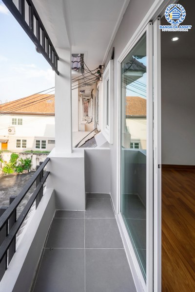 บ้านมือสองตกแต่งใหม่ โครงการ นวนิช แจ้งวัฒนะ ตกแต่งพร้อมอยู่ เนื้อที่ 20.3 ตร.ว. ฟังก์ชั่น 3 ห้องนอน 3 ห้องน้ำ พร้อมห้องพักผ่อนชั้นสอง พื้นที่ใช้สอยเยอะ บนทำเลย่านแจ้งวัฒนะ ใกล้เซ็นทรัลฯ เมืองทอง และทางด่วนแจ้งวัฒนะ ราคาหายากในย่านนี้ เพียง 3 ล้านต้นๆ เท่านั้น!