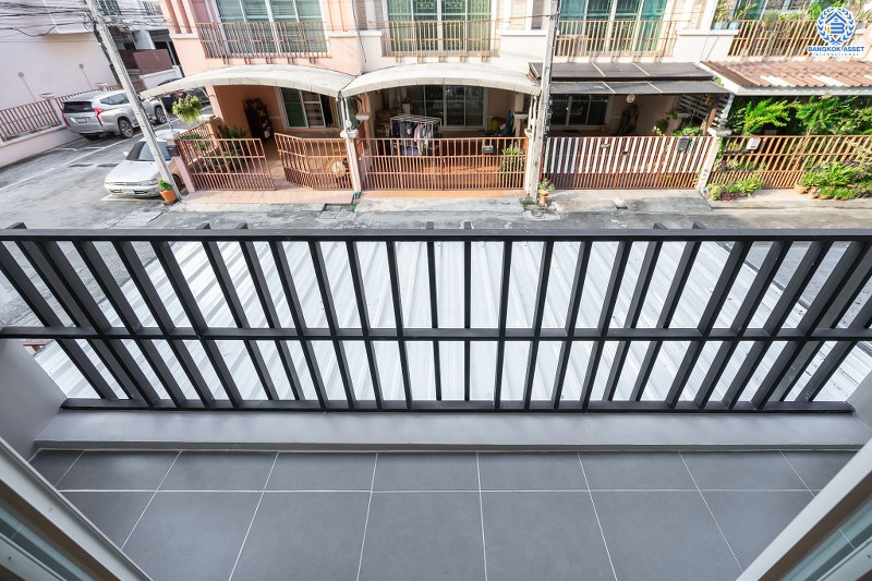 บ้านมือสองตกแต่งใหม่ โครงการ นวนิช แจ้งวัฒนะ ตกแต่งพร้อมอยู่ เนื้อที่ 20.3 ตร.ว. ฟังก์ชั่น 3 ห้องนอน 3 ห้องน้ำ พร้อมห้องพักผ่อนชั้นสอง พื้นที่ใช้สอยเยอะ บนทำเลย่านแจ้งวัฒนะ ใกล้เซ็นทรัลฯ เมืองทอง และทางด่วนแจ้งวัฒนะ ราคาหายากในย่านนี้ เพียง 3 ล้านต้นๆ เท่านั้น!