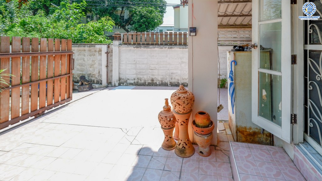 ทาวน์เฮ้าส์มือสองนนทบุรี ห้องมุม! ม.บัวทองธานีพาร์ควิลล์1 (ราชพฤกษ์-ชัยพฤกษ์) เนื้อที่ 32.8 ตร.ว. ฟังก์ชั่น 3 ห้องนอน 2 ห้องน้ำ แปลงสวย โซนหน้าโครงการ พร้อมเดินทางสะดวก บนทำเลเพียง 300 เมตรจากถ.ชัยพฤกษ์ เข้า-ออกได้หลายเส้นทาง เพียง 15 นาทีจากเซ็นทรัลแจ้งวัฒนะ...