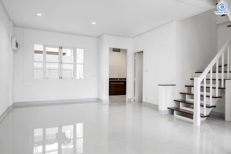 บ้านมือสองตกแต่งใหม่ แบรนด์LH ม.บุศรินทร์ วงแหวน (บ้านกล้วย-ไทรน้อย) หลังใหญ่พร้อมอยู่ เนื้อที่ 21 ตร.ว. ฟังก์ชั่นครบครัน! 3 ห้องนอน 2 ห้องน้ำ ตอบโจทย์ทุกการอยู่อาศัย บนทำเลคุณภาพ! ใกล้เซ็นทรัลเวสต์เกต และ รถไฟฟ้าสถานี "คลองบางไผ่"