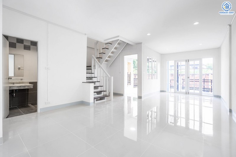 บ้านมือสองตกแต่งใหม่ แบรนด์LH ม.บุศรินทร์ วงแหวน (บ้านกล้วย-ไทรน้อย) หลังใหญ่พร้อมอยู่ เนื้อที่ 21 ตร.ว. ฟังก์ชั่นครบครัน! 3 ห้องนอน 2 ห้องน้ำ ตอบโจทย์ทุกการอยู่อาศัย บนทำเลคุณภาพ! ใกล้เซ็นทรัลเวสต์เกต และ รถไฟฟ้าสถานี "คลองบางไผ่"