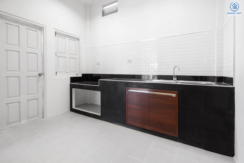 บ้านมือสองตกแต่งใหม่ แบรนด์LH ม.บุศรินทร์ วงแหวน (บ้านกล้วย-ไทรน้อย) หลังใหญ่พร้อมอยู่ เนื้อที่ 21 ตร.ว. ฟังก์ชั่นครบครัน! 3 ห้องนอน 2 ห้องน้ำ ตอบโจทย์ทุกการอยู่อาศัย บนทำเลคุณภาพ! ใกล้เซ็นทรัลเวสต์เกต และ รถไฟฟ้าสถานี "คลองบางไผ่"