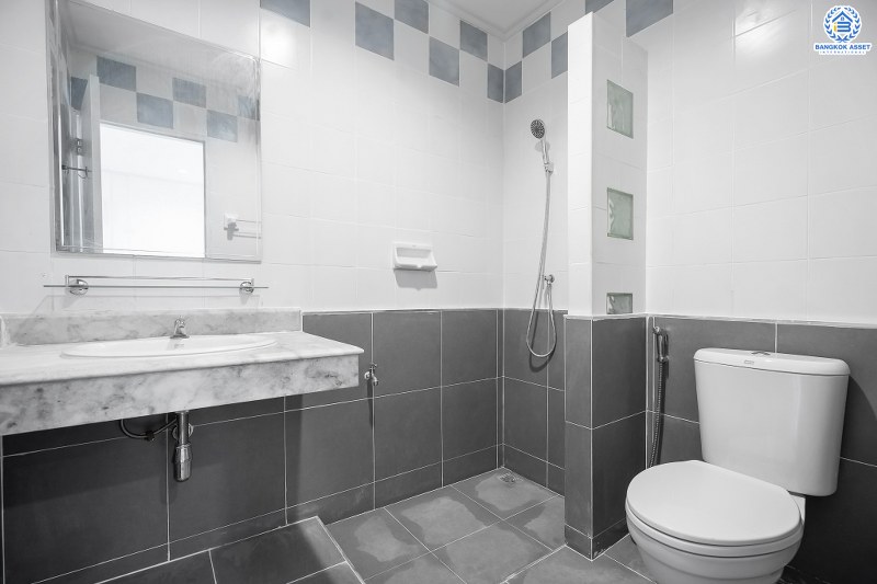 บ้านมือสองตกแต่งใหม่ แบรนด์LH ม.บุศรินทร์ วงแหวน (บ้านกล้วย-ไทรน้อย) หลังใหญ่พร้อมอยู่ เนื้อที่ 21 ตร.ว. ฟังก์ชั่นครบครัน! 3 ห้องนอน 2 ห้องน้ำ ตอบโจทย์ทุกการอยู่อาศัย บนทำเลคุณภาพ! ใกล้เซ็นทรัลเวสต์เกต และ รถไฟฟ้าสถานี "คลองบางไผ่"