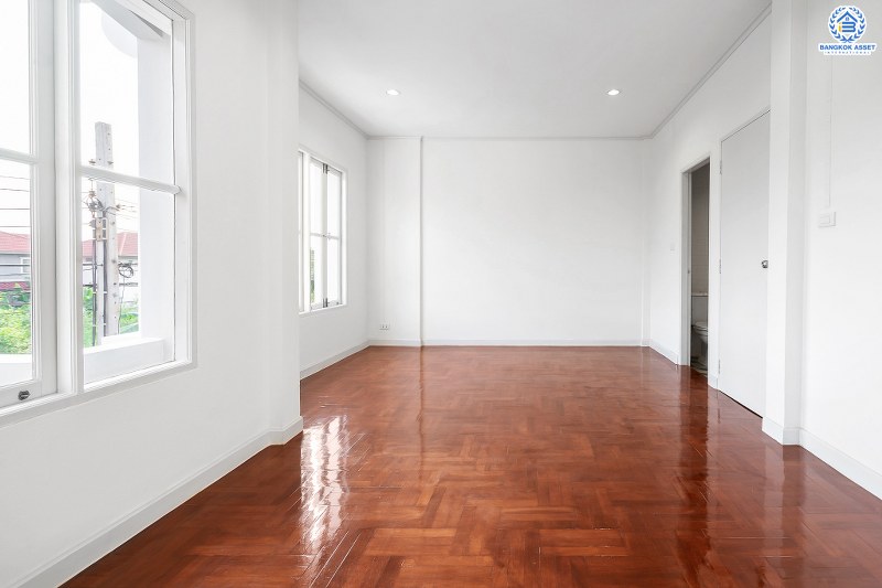 บ้านมือสองตกแต่งใหม่ แบรนด์LH ม.บุศรินทร์ วงแหวน (บ้านกล้วย-ไทรน้อย) หลังใหญ่พร้อมอยู่ เนื้อที่ 21 ตร.ว. ฟังก์ชั่นครบครัน! 3 ห้องนอน 2 ห้องน้ำ ตอบโจทย์ทุกการอยู่อาศัย บนทำเลคุณภาพ! ใกล้เซ็นทรัลเวสต์เกต และ รถไฟฟ้าสถานี "คลองบางไผ่"