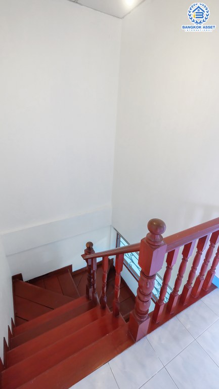 ทาวน์เฮ้าส์มือสองนนทบุรี 4 ห้องนอน ราคาเพียงล้านต้นๆ* หมู่บ้าน บัวทองธานี กาญจนาภิเษก ตรงข้ามสมบัติบุรี ตกแต่งพร้อมอยู่ เนื้อที่ 21 ตร.ว. ครัวกว้าง พร้อมครัวเคาน์เตอร์ บนทำเลเดินทางสะดวก ใกล้เซ็นทรัลเวสต์เกต โลตัสไทรน้อย และรถไฟฟ้าสถานีคลองบางไผ่ ราคานี้คุ้มมาก