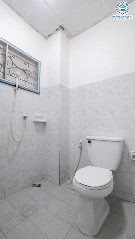 ทาวน์เฮ้าส์มือสองนนทบุรี 4 ห้องนอน ราคาเพียงล้านต้นๆ* หมู่บ้าน บัวทองธานี กาญจนาภิเษก ตรงข้ามสมบัติบุรี ตกแต่งพร้อมอยู่ เนื้อที่ 21 ตร.ว. ครัวกว้าง พร้อมครัวเคาน์เตอร์ บนทำเลเดินทางสะดวก ใกล้เซ็นทรัลเวสต์เกต โลตัสไทรน้อย และรถไฟฟ้าสถานีคลองบางไผ่ ราคานี้คุ้มมาก