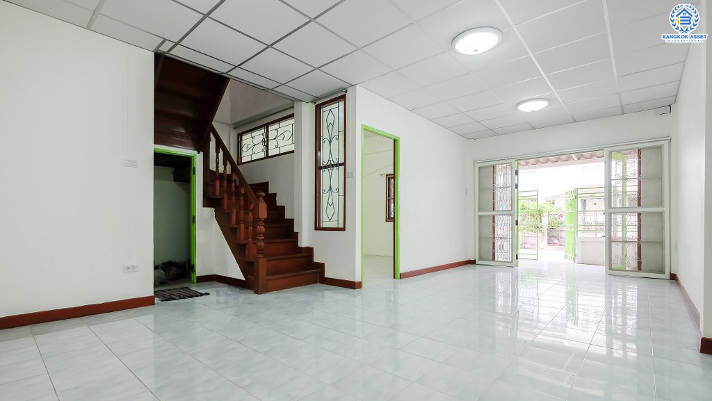 ทาวน์เฮ้าส์มือสองนนทบุรี 4 ห้องนอน ราคาเพียงล้านต้นๆ* หมู่บ้าน บัวทองธานี กาญจนาภิเษก ตรงข้ามสมบัติบุรี ตกแต่งพร้อมอยู่ เนื้อที่ 21 ตร.ว. ครัวกว้าง พร้อมครัวเคาน์เตอร์ บนทำเลเดินทางสะดวก ใกล้เซ็นทรัลเวสต์เกต โลตัสไทรน้อย และรถไฟฟ้าสถานีคลองบางไผ่ ราคานี้คุ้มมาก