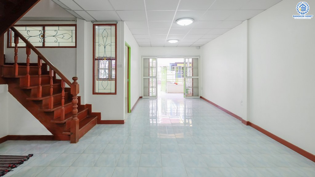 ทาวน์เฮ้าส์มือสองนนทบุรี 4 ห้องนอน ราคาเพียงล้านต้นๆ* หมู่บ้าน บัวทองธานี กาญจนาภิเษก ตรงข้ามสมบัติบุรี ตกแต่งพร้อมอยู่ เนื้อที่ 21 ตร.ว. ครัวกว้าง พร้อมครัวเคาน์เตอร์ บนทำเลเดินทางสะดวก ใกล้เซ็นทรัลเวสต์เกต โลตัสไทรน้อย และรถไฟฟ้าสถานีคลองบางไผ่ ราคานี้คุ้มมาก