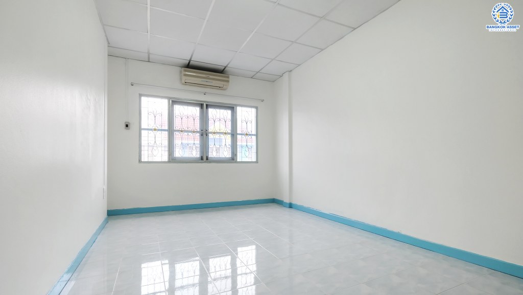 ทาวน์เฮ้าส์มือสองนนทบุรี 4 ห้องนอน ราคาเพียงล้านต้นๆ* หมู่บ้าน บัวทองธานี กาญจนาภิเษก ตรงข้ามสมบัติบุรี ตกแต่งพร้อมอยู่ เนื้อที่ 21 ตร.ว. ครัวกว้าง พร้อมครัวเคาน์เตอร์ บนทำเลเดินทางสะดวก ใกล้เซ็นทรัลเวสต์เกต โลตัสไทรน้อย และรถไฟฟ้าสถานีคลองบางไผ่ ราคานี้คุ้มมาก