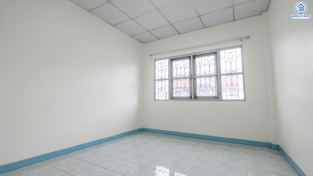 ทาวน์เฮ้าส์มือสองนนทบุรี 4 ห้องนอน ราคาเพียงล้านต้นๆ* หมู่บ้าน บัวทองธานี กาญจนาภิเษก ตรงข้ามสมบัติบุรี ตกแต่งพร้อมอยู่ เนื้อที่ 21 ตร.ว. ครัวกว้าง พร้อมครัวเคาน์เตอร์ บนทำเลเดินทางสะดวก ใกล้เซ็นทรัลเวสต์เกต โลตัสไทรน้อย และรถไฟฟ้าสถานีคลองบางไผ่ ราคานี้คุ้มมาก