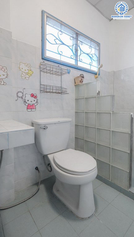 ทาวน์เฮ้าส์มือสองนนทบุรี 4 ห้องนอน ราคาเพียงล้านต้นๆ* หมู่บ้าน บัวทองธานี กาญจนาภิเษก ตรงข้ามสมบัติบุรี ตกแต่งพร้อมอยู่ เนื้อที่ 21 ตร.ว. ครัวกว้าง พร้อมครัวเคาน์เตอร์ บนทำเลเดินทางสะดวก ใกล้เซ็นทรัลเวสต์เกต โลตัสไทรน้อย และรถไฟฟ้าสถานีคลองบางไผ่ ราคานี้คุ้มมาก