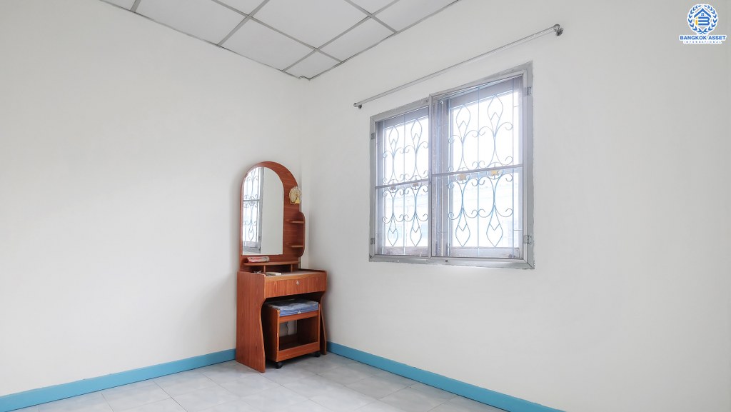 ทาวน์เฮ้าส์มือสองนนทบุรี 4 ห้องนอน ราคาเพียงล้านต้นๆ* หมู่บ้าน บัวทองธานี กาญจนาภิเษก ตรงข้ามสมบัติบุรี ตกแต่งพร้อมอยู่ เนื้อที่ 21 ตร.ว. ครัวกว้าง พร้อมครัวเคาน์เตอร์ บนทำเลเดินทางสะดวก ใกล้เซ็นทรัลเวสต์เกต โลตัสไทรน้อย และรถไฟฟ้าสถานีคลองบางไผ่ ราคานี้คุ้มมาก