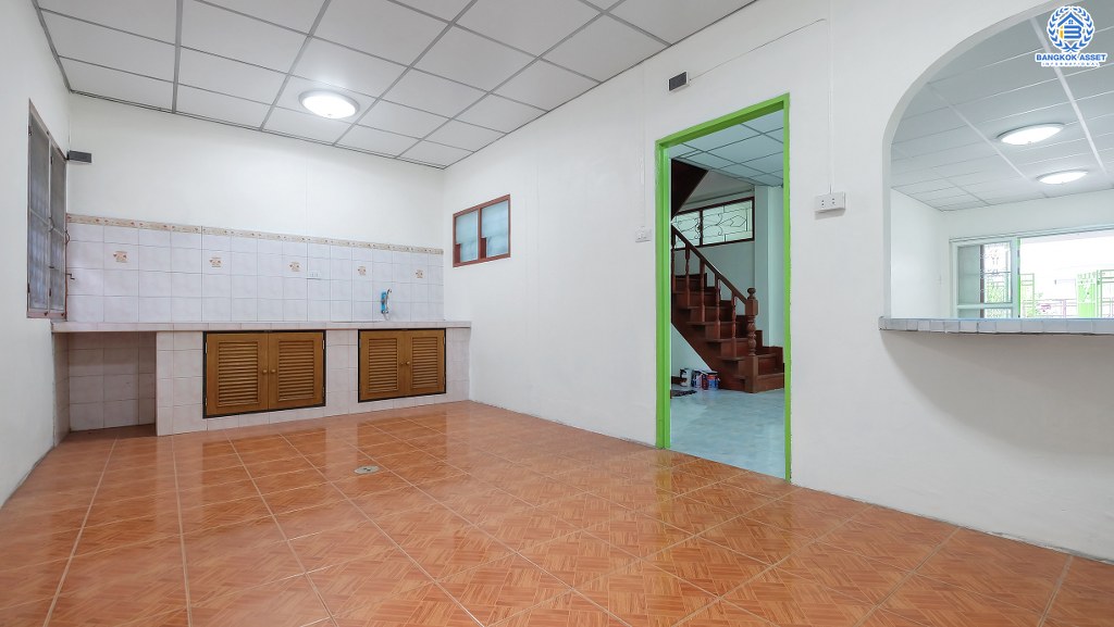 ทาวน์เฮ้าส์มือสองนนทบุรี 4 ห้องนอน ราคาเพียงล้านต้นๆ* หมู่บ้าน บัวทองธานี กาญจนาภิเษก ตรงข้ามสมบัติบุรี ตกแต่งพร้อมอยู่ เนื้อที่ 21 ตร.ว. ครัวกว้าง พร้อมครัวเคาน์เตอร์ บนทำเลเดินทางสะดวก ใกล้เซ็นทรัลเวสต์เกต โลตัสไทรน้อย และรถไฟฟ้าสถานีคลองบางไผ่ ราคานี้คุ้มมาก