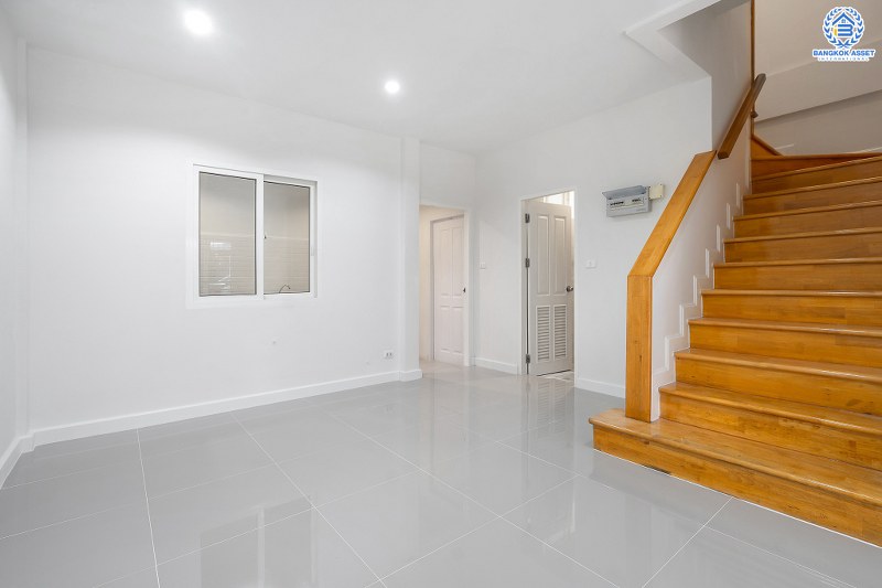 บ้านมือสองตกแต่งใหม่ ม.เดอะวิลล่า ราชพฤกษ์-ท่าอิฐ แบรนด์ Property Perfect* เนื้อที่ 18 ตร.ว. ฟังก์ชั่น 3ห้องนอน 2ห้องน้ำ พร้อมอยู่! ทำเลใกล้รถไฟฟ้าสาย สถานีบางรักน้อยท่าอิฐ พร้อมเข้า-ออกได้ 2 เส้นทางทั้งถ.รัตนาธิเบศร์ และถ.ราชพฤกษ์