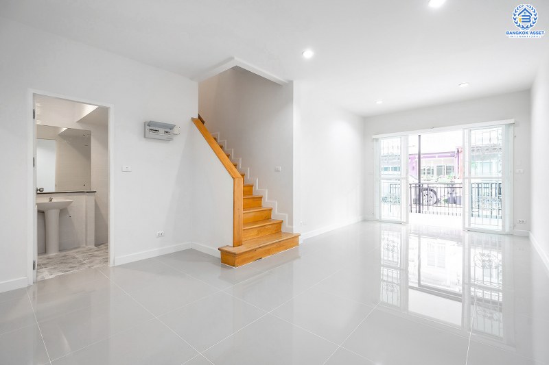 บ้านมือสองตกแต่งใหม่ ม.เดอะวิลล่า ราชพฤกษ์-ท่าอิฐ แบรนด์ Property Perfect* เนื้อที่ 18 ตร.ว. ฟังก์ชั่น 3ห้องนอน 2ห้องน้ำ พร้อมอยู่! ทำเลใกล้รถไฟฟ้าสาย สถานีบางรักน้อยท่าอิฐ พร้อมเข้า-ออกได้ 2 เส้นทางทั้งถ.รัตนาธิเบศร์ และถ.ราชพฤกษ์