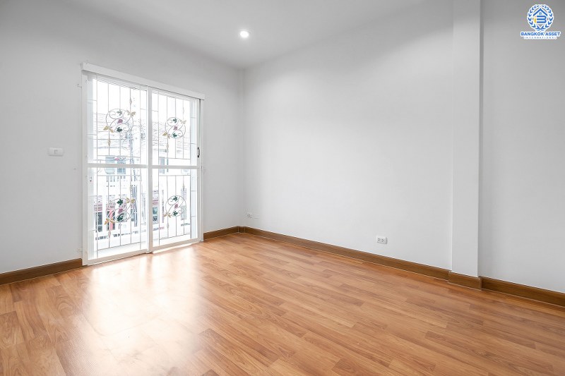 บ้านมือสองตกแต่งใหม่ ม.เดอะวิลล่า ราชพฤกษ์-ท่าอิฐ แบรนด์ Property Perfect* เนื้อที่ 18 ตร.ว. ฟังก์ชั่น 3ห้องนอน 2ห้องน้ำ พร้อมอยู่! ทำเลใกล้รถไฟฟ้าสาย สถานีบางรักน้อยท่าอิฐ พร้อมเข้า-ออกได้ 2 เส้นทางทั้งถ.รัตนาธิเบศร์ และถ.ราชพฤกษ์