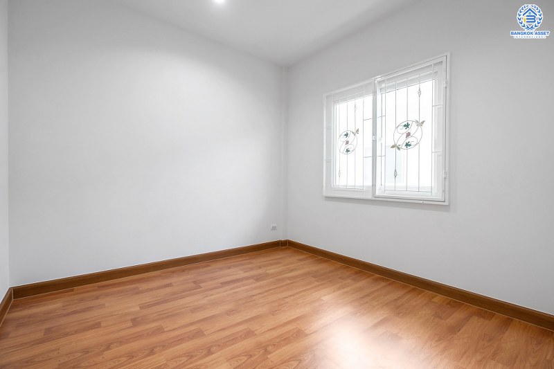 บ้านมือสองตกแต่งใหม่ ม.เดอะวิลล่า ราชพฤกษ์-ท่าอิฐ แบรนด์ Property Perfect* เนื้อที่ 18 ตร.ว. ฟังก์ชั่น 3ห้องนอน 2ห้องน้ำ พร้อมอยู่! ทำเลใกล้รถไฟฟ้าสาย สถานีบางรักน้อยท่าอิฐ พร้อมเข้า-ออกได้ 2 เส้นทางทั้งถ.รัตนาธิเบศร์ และถ.ราชพฤกษ์