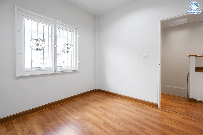 บ้านมือสองตกแต่งใหม่ ม.เดอะวิลล่า ราชพฤกษ์-ท่าอิฐ แบรนด์ Property Perfect* เนื้อที่ 18 ตร.ว. ฟังก์ชั่น 3ห้องนอน 2ห้องน้ำ พร้อมอยู่! ทำเลใกล้รถไฟฟ้าสาย สถานีบางรักน้อยท่าอิฐ พร้อมเข้า-ออกได้ 2 เส้นทางทั้งถ.รัตนาธิเบศร์ และถ.ราชพฤกษ์